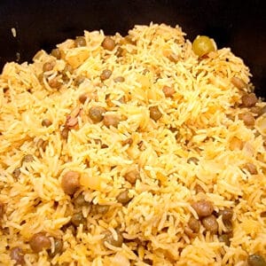 Rice with pigeon peas inside the pot