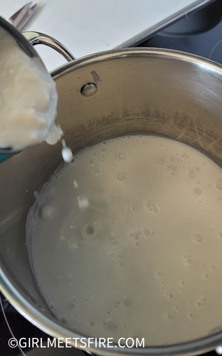 Adding guar gum to tembleque mixture